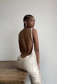 Black Woman Backless Dress, Low Back Dress Black Women, Open Back Dress Picture Ideas, Backless Dress Picture Ideas, Backless Dress Black Women, Woman’s Back, Backless Dress Photoshoot, Backless Dress Pose, Look Back Pose