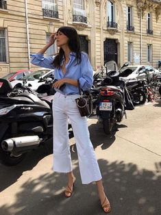 Estos Looks Con Pantalones Blancos Anchos Definitivamente Te Inspirarán – Cut  Paste – Blog de Moda Witte Jeans Outfit, Love Republic, White Jeans Outfit, Parisian Chic Style, Summer Work Outfits, Outfit Jeans, Looks Street Style, Influencers Fashion, Moda Vintage