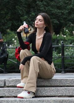 emrata in ny, cargo pants, paparazzi photo, model outfit #modellife #emrata Emrata Outfits, Emrata Style, Emily Ratajkowski Outfits, Emily Ratajkowski Style, Oufits Casual, Quoi Porter, Model Outfit, Looks Street Style, Emily Ratajkowski