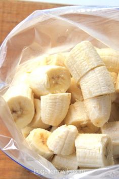 bananas in a plastic bag with the words best way to freeze bananas for smoothies