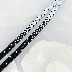 Les accessoires classiques en noir et blanc ne manquent jamais. Ce joli bracelet de perles de verre entoure le poignet environ deux fois, se connectant avec un fermoir mousqueton et une chaîne de rallonge de 0,5 po. La longueur du bracelet et la longueur de la chaîne peuvent être ajustées. Faites-le moi savoir dans les notes de votre commande. Si la longueur de votre rallonge est supérieure à 2 pouces, des frais supplémentaires vous seront facturés. Le bracelet mesure : > Bague de saut en longue Black Loom Bracelet, Casual Black Beaded Wristband, Modern Black Hand-strung Beaded Bracelets, Black Handwoven Beaded Bracelets, Adjustable Handwoven White Beads, White Accessories, Ombre Effect, Bead Weaving Patterns, Glass Beaded Bracelets