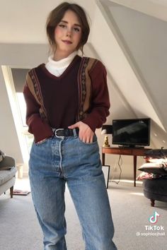 Dark Academia With Jeans, Academia Outfits Jeans, Jeans Dark Academia, Light Academia Outfit With Jeans, Dark Academia Jeans Outfit, Vintage Dark Wash Pants For Fall, Dark Academia Jeans, 90s Latina Fashion, Dark Blue Jeans Outfit