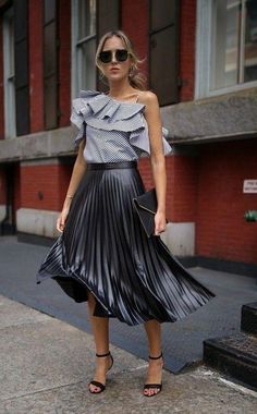 Lebanon Outfits, Italian Clothes, Black Skirt Outfit Summer, Striped Top Outfit, Outfits With Striped Shirts, Rok Midi, Outfit Elegante, Womens Skirt Outfits, Skirt Outfit Summer