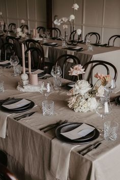 Moody tablescape with linen tablecloth and black ceramics. White, pink and beige florals and candles line the centre. Decor Palette, Taupe Wedding, Linen Table Cloth, Beige Wedding, Cream Wedding, Elegant Table Settings, Table Wedding, Black White Wedding, Neutral Wedding