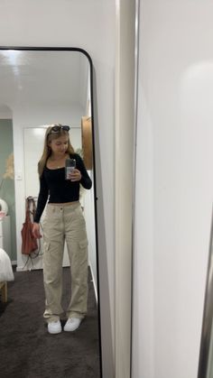 Cute Fits Cargo Pants, Cute Outfits Khaki Pants, Cute Outfits With Beige Pants, Cute Fits With Cargo Pants, Outfits To Wear With Cargo Pants, Creamy Cargo Pants Outfit, Tops To Wear With Cargos, Fits With Beige Pants, Beige Cargo Winter Outfit