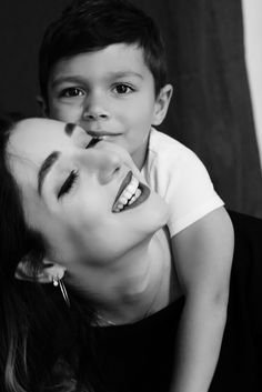 Mom And Son At Home Photo Ideas, Mother Son Outfits Photography, Mom And Son Poses, Mom And Son Photoshoot, Mother Son Matching Outfits, Mother Child Photography, Mother Son Poses, Mommy Son Pictures, Son Photoshoot