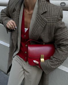 Red Purse, Spring Look, Mode Casual, Looks Street Style, Red Outfit, Sporty Chic, Trend Fashion