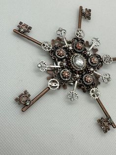 Handgefertigter Skelettschlüssel Schneeflocke, Steampunk. Alle Metallteile und alle in Resin für die Haltbarkeit eingefasst. Verwenden Sie als Ornament oder einfach nur hängende Dekoration das ganze Jahr über. Sonderanfertigungen sind möglich. Steampunk Christmas Decorations, Steampunk Christmas Tree, Diy Steampunk, Steampunk Fairy, Christmas Decorations Ideas, Steampunk Christmas, Steampunk Diy, Skeleton Key, Snowflake Ornaments