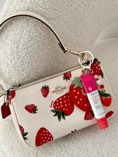 Strawberry bag, coach, coach bag, aesthetic, fresas, bolso de fresas, fresa Strawberry Things Aesthetic, Strawberry Coach Bag, Mini Coach Bag, Coach Strawberry Bag, Mini Bags Aesthetic, Coach Bags Aesthetic, Hand Bag Aesthetic, Mini Bag Aesthetic, Coach Bag Aesthetic