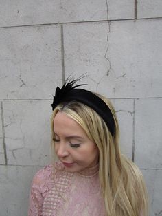 Beautiful padded velvet headband.   This can be worn on both sides of your head. This is made with care and attention to detail here in the UK. Perfect as a modern alternative to a fussy hat or fascinator for special occasions. Made with natural feathers - each is hand shaped so the shape of each individual feather may vary slightly This is perfect for adding style to your hair. Featuring black feathers and padded velvet headband. The headband base measures 4.5cm wide at it's widest point. Avail Headband Fascinator, Vintage Headpiece, Vintage Hair Clips, Feather Fascinator, Blue Green Gold, Fascinator Headband, Feather Fascinators, Padded Headband, Feather Headband