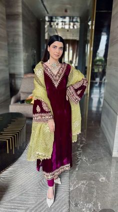 Pakistani Winter Suits, Pakistani Party Suits, New Punjabi Suit Design Party Wear, Velvet Suit Design Party Wear, Velvet Party Wear Suits, Winter Fashion Outfits Indian Suit, Pakistani Suits In Velvet, Pakistani Dresses Velvet, Ethnic Suit Designs