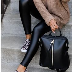 How To Style Faux Leather Leggings, Style Faux Leather Leggings, Outfits Leggins, Faux Leather Leggings Outfit, Leather Leggings Outfit, Look Legging, Black Leggings Outfit, Leather Pants Outfit, Black Leather Leggings