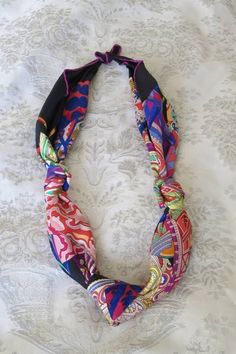 Wearing a scarf in warm weather - The Vivienne Files Scarves Ideas, Wear A Scarf, The Vivienne Files, Vivienne Files, Scarf Knots, Necklace Outfit, Silk Necklace, Silk Jewelry, Ways To Wear A Scarf