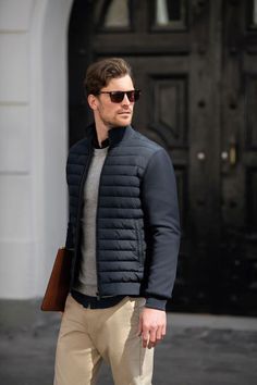 This jacket is very fashionable to wear showcasing a unique personality charm while also being very comfortable giving people a free and easy wearing experience. Outfits Caballero, Outfits Uni, Knitted Sleeves, Modern Wear, Friday Outfit, Money Images, Cut Resistant Gloves, Guys Clothing Styles, Knit Men