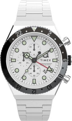 Vår Q Timex 3 Time Zone Chronograph är en klocka för dem som är glada över den öppna vägen framåt och kombinerar äventyrsandan med oöverträffad kvartsprecision. Den är utrustad med en timmes hand och röd andra timmens hand som kan ställas in oberoende för att spåra 2 olika tidszoner, en roterande övre ring som rymmer en 3: e tidszon med hjälp av någon av timmens händer och en standard kronograffunktion. Den påminner om designestetiken hos vår ursprungliga dykinspirerade Q, men eleganta uppdateri White Metal Dial Watch Accessories For Gift, White Watch Accessories With Metal Dial For Gift, White Watch Accessories With Tachymeter As Gift, White Watch Accessories As A Gift, White Watches With Subdials For Gifts, White Chronograph Watch With Subdials, White Chronograph Watch With Subdials For Gift, White Chronograph Watch With Subdials As Gift, White Chronograph Watch Accessories As Gift