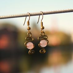 Romantic drop earrings in minimalist boho style. Hammered brass wire with rose quartz beads, framed by elegant flourishes. The curved jewelry part hangs freely from the ear hooks. The earrings are handmade, so the photos are example images from which the jewelry you receive will differ slightly. Each earring is unique! I would also be happy to send you: * a handmade gift bag made of grass paper and dried plants (+3€) Prices shown are total prices. No VAT shown (small business). Dried Plants, Hammered Brass, Rose Quartz Beads, Earrings Pink, Hanging Earrings, Quartz Rose, Vintage Rose, Ear Hook, Wire Earrings