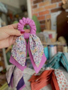 Hair Accessories Display, Girls Hair Bows Diy, Handmade Hair Clip, Small Sewing Projects, Fabric Accessories