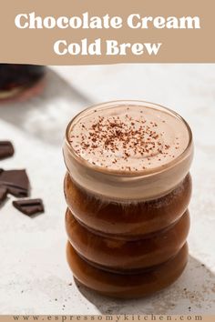 chocolate cream cold brew in a mason jar with text overlay that reads, how to make homemade chocolate cream coldbrew