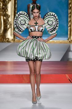 Moschino SS20 takes inspiration from Pablo Picasso | London Evening Standard | Evening Standard Moschino Fashion Show, Moschino Runway, Outfit Ideas For Ocs, Kaia Jordan Gerber, Moschino Fashion, White Pantsuit, Rande Gerber, Ideas For Ocs, Silk Bodysuit