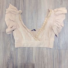 Cute Linen Cropped Never Worn Zara Top Beige Feminine Crop Top For Summer, Feminine Beige Crop Top For Summer, Beige V-neck Crop Top For Spring, Zara Beige Crop Top For Summer, Zara Beige Summer Crop Top, Chic Beige Zara Crop Top, Feminine V-neck Crop Top For Vacation, Elegant V-neck Crop Top For Vacation, Feminine Beige Crop Top For Spring