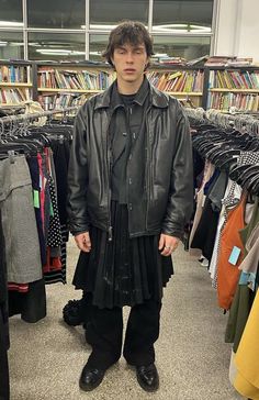 Masc Fall Fashion, Berghain Outfit Man, Male Skirt Outfit, Long Skirt Men, Techno Style Outfit, Berghain Outfit, Gender Nonconforming Fashion, Post Punk Fashion, Layering Fashion