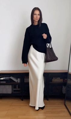 Dinner Outfit Casual, Money Fashion, Silk Maxi Skirt, Maxi Skirt Outfits, Rock Outfit, Corporate Outfits, Dinner Outfits, Office Attire, Work Wear Women