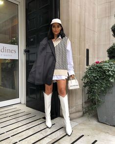 Bota Western, White Boots Outfit, Loose Vest, Aesthetic Outfit Ideas, Outfit Look, White Boots, Mode Inspo, Looks Style, Preppy Outfits