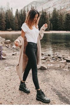 Cheap Ripped Jeans, Glamorous Outfits, White Joggers, Black Jeans Outfit, Jeans Outfit Casual, Cool Summer Outfits, Outfit Jeans, Looks Black, Next Clothes