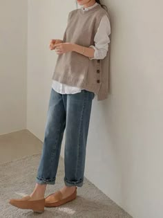 Effortlessly Stylish Sleeveless Sweater Vest for Versatile Layering Chique Outfits, Seasons Autumn, Outerwear Vest, Round Neck Sweaters, Vest Outfits, 가을 패션, Sleeveless Sweater, Looks Style, Sweater Vest