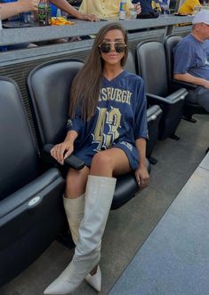 vintage jersey + a cute pair of boots !!! Wag Outfits, Game Outfit, Cowboy Outfits, Gameday Outfit, Football Game