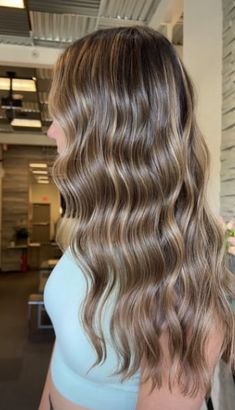 Blonde Highlits On Brown Hair, Light Brunette Highlights Straight Hair, Brunette Hair Light Highlights, Highlights Dark Brown Hair Blonde, Brunet With Blond Hilights, Hair Inspo For Brown Hair, Different Type Of Highlights