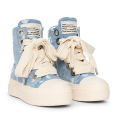 Un zapato, elegante y casual al mismo tiempo.
 La plataforma sólida y los maxi cordones color crema completan el conjunto.
 El tejido "jeans" lo hace elegante y deportivo, ¡fácil de combinar! Cute Online Clothing Stores, Fashion Gal, Pretty Shoes Sneakers, Shoes Outfit Fashion, Color Crema, Cute Lazy Day Outfits, Lazy Day Outfits, Swag Shoes, Destroyed Jeans