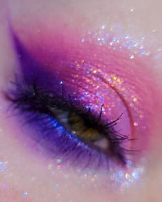 Abstract Eyeshadow Looks, Colorful Makeup Ideas Eyeshadows, Graphic Liner Purple, Pink And Purple Fairy Makeup, Y2k Eyeshadow Looks, Vibrant Eye Makeup, Arcane Inspired Makeup, Cool Make Up, Multichrome Eyeshadow Looks