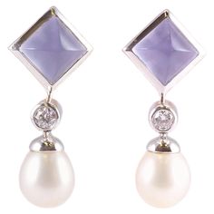 Bezel set square sugar-loaf chalcedony cabochons with cultured freshwater pearl drops and bezel set accent diamond earrings. The chalcedony stones and the bezels measure approximately 7.95 mm and the pearls measure approximately 7.10 mm in width x 8.30 mm in length. These earrings are set in 18 karat white gold and are from Tiffany & Co. Black Earrings Dangle, Chalcedony Stone, Tiffany And Co, Modern Earrings, Pearl Drop Earrings, Pearl Drop, Leather Earrings, Modern Jewelry, Tiffany & Co.