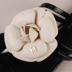 Chanel Camelia Roses Chanel Cake, Chanel #1, House Of Chanel, Leather Flower, Chanel Couture, Chanel Style