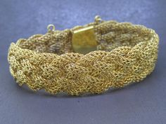 Beautiful vintage braided gold mesh bracelet, marked JB gold filled.  Secures with a box clasp that works great, even has a safety chain.  A little wear to the finish on the inside. Weighs approx. 24.7g Visit Ribbons Edge for more great pieces of vintage and antique jewelry!  All items added to your cart at Ribbons Edge will automatically combine shipping. To stay up to date with my newest offerings, follow me on IG @ RibbonsEdge Antique Yellow Gold Link Bracelet, Vintage Hallmarked Link Gold Bracelet, Bracelet Maille Or, Vintage Tarnish-resistant Yellow Gold Bracelet, Vintage Hallmarked Gold Link Bracelet, Safety Chain, Mesh Bracelet, Chain Link Bracelet, Chain Link