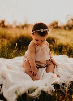 Butterfly Themed Newborn Photoshoot, I Year Old Photo Shoot, Boho One Year Old Photoshoot Outdoor, One Year Old Field Pictures, Baby Girl Photoshooting Ideas For Summer, Summer 1 Year Photos, Fall 1 Year Pictures, Simple First Birthday Photoshoot Outside, 1 Year Photoshoot Ideas Outside