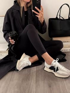 New Balance 327 black outfit Sporty Chic Aesthetic, Winter Outfit Sneakers, Work Outfit Sneakers, New Balance 327 Women Outfit, New Balance 327 Outfit, New Balance Fashion, Winter Sneakers Outfit, Black Sneakers Women, Everyday Sneakers