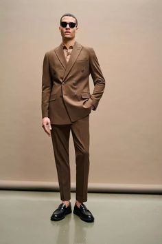 Brown Double Breasted Suit, Brown Suit Wedding, Brown Suits For Men, Double Breasted Suit Men, Suit For Men Wedding, Formal Attire For Men, Neat Casual Outfits, Brown Suit, Classy Suits