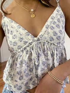 Aesthetic School Outfits Summer, Coastal Aesthetic Fashion, Blue Flower Outfit, Blue Tops Aesthetic, Coastal Aesthetic Clothes, Coastal Outfits Summer, Flower Outfit Aesthetic, Summer Outfits Inspo 2024, Outfits For The Fair