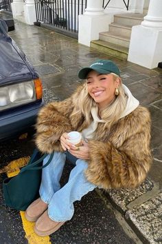 If you're wondering what to pack for London - layering is key 🔑 🐻 This fur jacket and Uggs outfit is perfect for running around in cold weather! My exact jacket is old and sold out from revolve so linking similar! Jeans size up 1 size for extra baggy denim look. I'm always putting together cute outfits, casual outfits, and everyday outfits. if you want to shop my looks or dress like me, tap to explore my LTK! Amsterdam Outfit, Uggs Outfits, Nyc Winter Outfits, Ny Outfits, New York Outfits