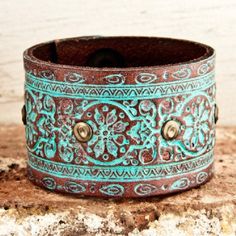 Leather cuff Art Du Cuir, Sparkly Ring, Estilo Hippie, Bohol, Turquoise Leather, A Bracelet, Hippie Chic, Kate Moss, Leather Cuffs