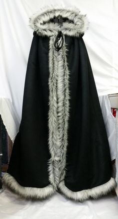 Cloaks Hooded Medieval, Fantasy Outfits Real Life, Royal Cloak The Queen, Medieval Cape Cloak, Winter Cloak Aesthetic, Winter Cloak Fur, Fantasy Clothing Winter, Fantasy Cloak Aesthetic, Fantasy Fur Cloak