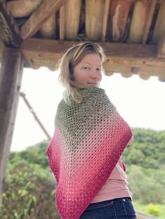 A woman wearing a crochet triangle scarf with tassels on her shoulders. Granny Stitch Shawl, Quick Crochet Scarf, Crochet Triangle Scarf Pattern, Triangle Scarf Crochet Pattern, Scarf Free Pattern, Granny Style, Make And Do Crew