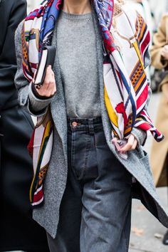 Hermes Scarf Styling, Dress Like A Parisian, Dapper Style, Couture Mode, Paris Dresses, Milano Fashion Week, Looks Street Style