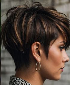 Sassy Hair Older Women, Cute Mom Haircuts, Layers Tutorial, Butterfly Bob, Short Haircuts Ideas, Hair Older Women, Grey Bob Hairstyles, Easy Butterfly, Mom Haircuts