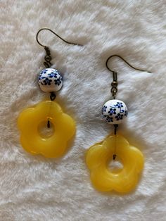 Lovely earrings featuring a yellow flower acrylic bead and a round white bead with blue flowers on it. Big Bead Earrings, Flower Acrylic, Yellow Jewelry, Yellow Earrings, Big Earrings, Yellow And Blue, Lovely Earrings, Yellow Flower, Floral Earrings