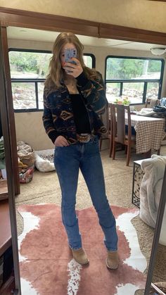 Western Outdoorsy Outfits, Western Workout Outfit, Soft Country Aesthetic Outfit, 90s Country Outfit, Country Aesthetic Outfit, Sherpa Outfit, Boho Western Outfits, Outdoorsy Outfits, Teddy Style