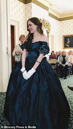 Formal Victorian Dresses, Victorian Period Dress, Victorian Outfits Female, Period Ball Gowns, Historical Dresses Victorian Ball Gowns, 1800s Dresses Victorian Gowns, Vintage Gowns Victorian, Victorian Gowns Ball, Victorian Outfits Aesthetic