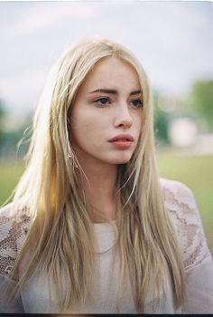 Kita Blonde Brown Eyes, Brown Eyes Blonde Hair, Blonde Hair Brown Eyes, Girl With Brown Hair, Female Character Inspiration, Brown Blonde Hair, Long Blonde, Blonde Women, Long Blonde Hair